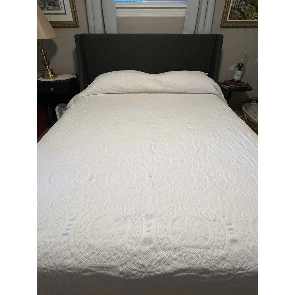Vintage Cannon Matelasse Bedspread White‎ Medallions Floral Fringe Twin